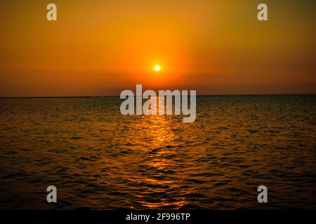 Blick auf den Sonnenuntergang vom Nariman Point of Marine Drive, auch bekannt als Queen's Collier, Mumbai, Maharashtra, Indien. Stockfoto