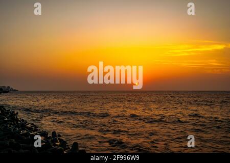 Blick auf den Sonnenuntergang vom Nariman Point of Marine Drive, auch bekannt als Queen's Collier, Mumbai, Maharashtra, Indien. Stockfoto