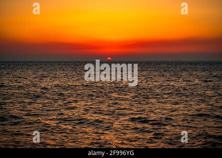 Blick auf den Sonnenuntergang vom Nariman Point of Marine Drive, auch bekannt als Queen's Collier, Mumbai, Maharashtra, Indien. Stockfoto