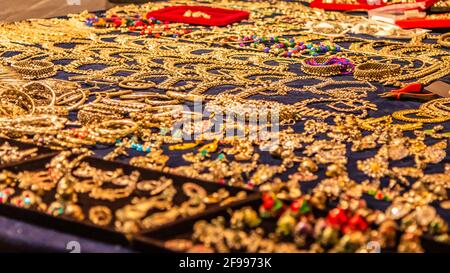 Abstrakt verschwommen Fokus schöne und elegante Schmuck und Accessoires sein Angezeigt auf dem markt in delhi Stockfoto