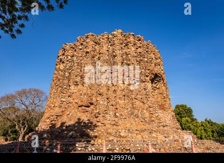 Alai Minar ist ein unvollständiges Denkmal im Qutb-Komplex (Qutub), einer Reihe von Denkmälern und Gebäuden in Mehrauli in Delhi, Indien. UNESCO World Herit Stockfoto