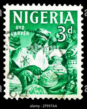 MOSKAU, RUSSLAND - 4. NOVEMBER 2019: Die in Nigeria gedruckte Briefmarke zeigt Holzschnitzer, Landmotivserie, Schnitzereien um 1961 Stockfoto