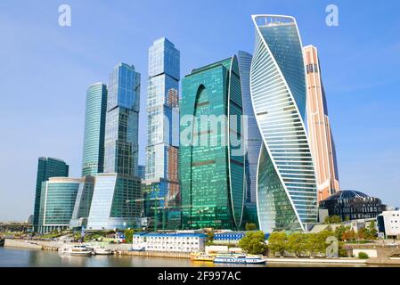 MOSKAU, RUSSLAND - 01. SEPTEMBER 2018: Moderner Hochhauskomplex „Moskau-Stadt“ an einem Septembernachmittag aus der Nähe Stockfoto