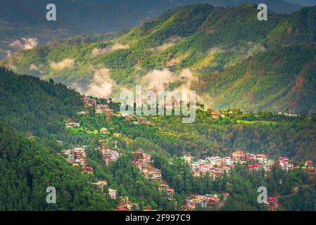 Wunderschöne Panoramalandschaft von der Einkaufsstraße von Shimla, der Hauptstadt des Bundesstaates Himachal Pradesh inmitten des Himalaya in Indien. Stockfoto