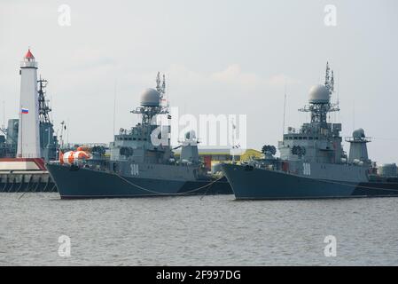 KRONSTADTT, RUSSLAND - 04. SEPTEMBER 2018: Zwei kleine Anti-U-Boot-Schiffe im Hafen von Kronstadt Stockfoto