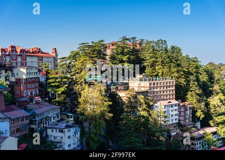 Schöne Panorama-Stadtlandschaft von Shimla Stadt von Mall Road, Shimla ist die Hauptstadt des Staates Himachal Pradesh inmitten des Himalaya von Indien. Stockfoto