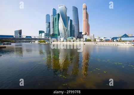 MOSKAU, RUSSLAND - 01. SEPTEMBER 2018: Blick auf den modernen Hochhauskomplex „Moscow City“ an einem sonnigen Septembertag Stockfoto