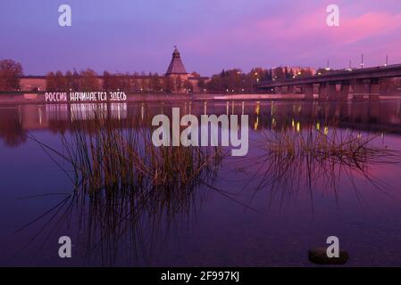 PSKOV, RUSSLAND - 13. OKTOBER 2018: Fliederartige Dämmerung auf dem Großen Fluss Stockfoto