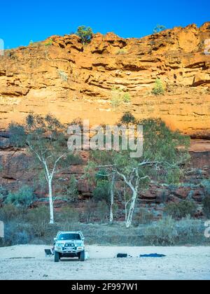 Camping im Geländewagen entlang des trockenen Bettes des unteren Ellery Creek in der Nähe der Finke Gorge. Northern Territory Stockfoto