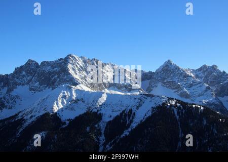 Winterwanderung zum Signalkopf (1895 Meter) mit Blick auf Wörner, Tiefkarspitze, Wörnersattel im Karwendelgebirge, hinter dem schneebedeckten Winterwald, Europa, Deutschland, Bayern, Oberbayern, Krün, Traumwetter Stockfoto