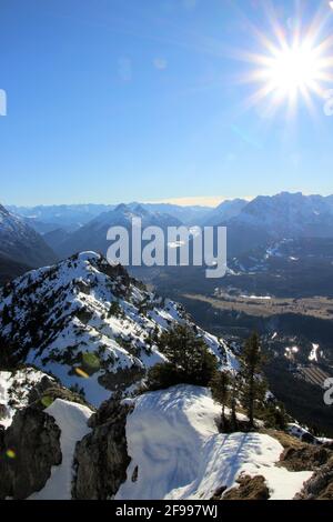 Winterwanderung zum Signalkopf (1895 m) mit Blick auf Mittenwald und Wettersteingebirge, Arnspitzen, Leutaschtal, Europa, Deutschland, Bayern, Oberbayern, Isartal, Krün Stockfoto