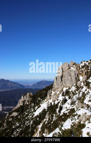 Winterwanderung zum Signalkopf (1895 Meter) mit Blick auf den Walchensee, Europa, Deutschland, Bayern, Oberbayern, Isartal, Krün Stockfoto