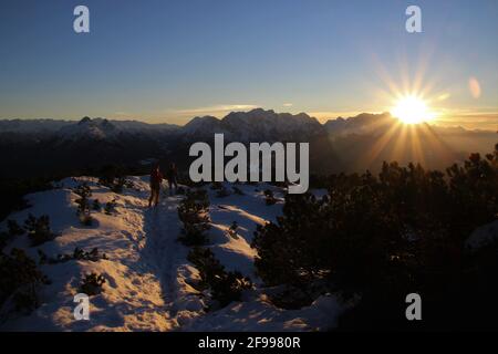 Winterwanderung zum Signalkopf (1895 Meter) Abfahrt bei Sonnenuntergang mit Blick auf das Wettersteingebirge, die Zugspitze, Europa, Deutschland, Bayern, Oberbayern, Isartal, Krün, Traumwetter Stockfoto