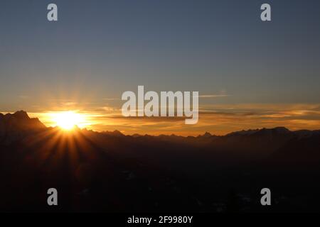 Winterwanderung zum Signalkopf (1895 Meter) mit Blick auf das Wettersteingebirge, die Zugspitze, Europa, Deutschland, Bayern, Oberbayern, Isartal, Krün Stockfoto