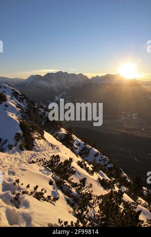 Winterwanderung zum Signalkopf (1895 Meter) mit Blick auf das Wettersteingebirge, die Zugspitze, Europa, Deutschland, Bayern, Oberbayern, Isartal, Krün Stockfoto