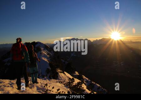 Winterwanderung zum Signalkopf (1895 Meter) Abfahrt bei Sonnenuntergang mit Blick auf das Wettersteingebirge, die Zugspitze, Europa, Deutschland, Bayern, Oberbayern, Isartal, Krün Stockfoto