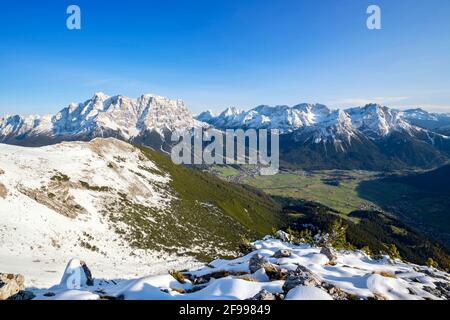 Blick von der Upsspitze auf die verschneiten Herbstberge oberhalb des Ehrwalder Beckens mit Zugspitze und Mieminger Kette. Tirol, Österreich, Europa Stockfoto