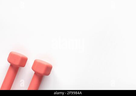 Kurzhanteln auf weißem Hintergrund. Fitness-, Sport- und Trainingskonzept Flat Lay. Gewichtslayout Stockfoto