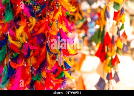 Tibetische traditionelle Handwerkskunst Windspiele, Gebetsfahnen und farbenfrohe Traumfänger in McLeod ganj, dharamshala Streets, himachal pradesh, Indien. Stockfoto