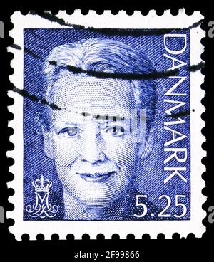 MOSKAU, RUSSLAND - 4. NOVEMBER 2019: In Dänemark gedruckte Briefmarke zeigt Königin Margrethe II., dritte Serie, 5.25 dkr. - Dänische Krone, um 1996 Stockfoto