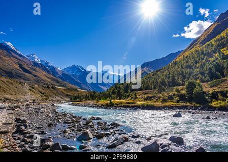 Ruhige Landschaft des Baspa-Flusstals in der Nähe des Dorfes Chitkul im Kinnaur-Distrikt von Himachal Pradesh, Indien. Es ist das letzte bewohnte Dorf in der Nähe der Stockfoto