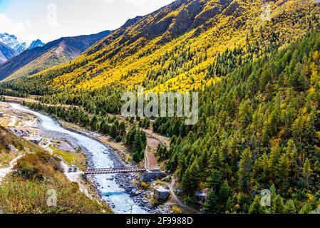 Ruhige Landschaft des Baspa-Flusstals in der Nähe des Dorfes Chitkul im Kinnaur-Distrikt von Himachal Pradesh, Indien. Es ist das letzte bewohnte Dorf in der Nähe der Stockfoto