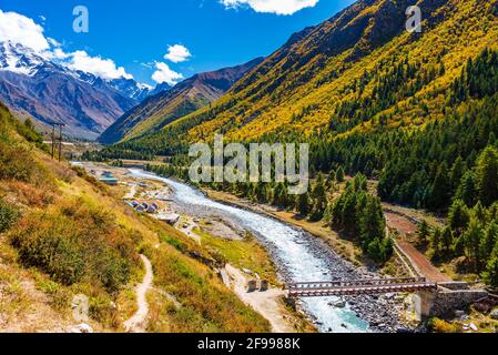 Ruhige Landschaft des Baspa-Flusstals in der Nähe des Dorfes Chitkul im Kinnaur-Distrikt von Himachal Pradesh, Indien. Es ist das letzte bewohnte Dorf in der Nähe der Stockfoto