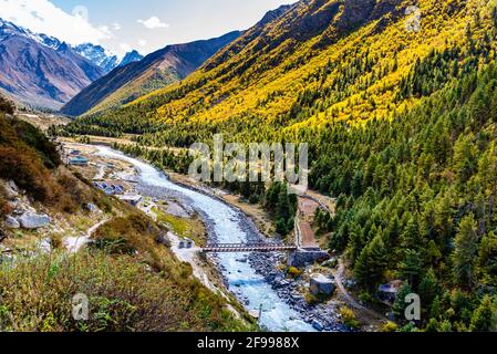 Ruhige Landschaft des Baspa-Flusstals in der Nähe des Dorfes Chitkul im Kinnaur-Distrikt von Himachal Pradesh, Indien. Es ist das letzte bewohnte Dorf in der Nähe der Stockfoto