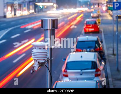 Oberhausen, Nordrhein-Westfalen, Deutschland - Luftqualitätsmessstation auf der Bundesstraße B 223 in der Innenstadt von Oberhausen, in NRW an über 70 Stationen des Luftqualitätsüberwachungssystems LUQS wird die Luftqualität systematisch rund um die Uhr überwacht, der Überwachungsnetzbetreiber ist das Landesamt für Natur, Umwelt und Umwelt, Umwelt- und Verbraucherschutz LANUV gibt es auch einen sogenannten Passivsammler zur Bestimmung der Stickstoffdioxid-Werte hier in der Mülheimer Straße. Stockfoto