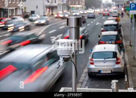 Oberhausen, Nordrhein-Westfalen, Deutschland - Luftqualitätsmessstation auf der Bundesstraße B 223 in der Innenstadt von Oberhausen, in NRW an über 70 Stationen des Luftqualitätsüberwachungssystems LUQS wird die Luftqualität systematisch rund um die Uhr überwacht, der Überwachungsnetzbetreiber ist das Landesamt für Natur, Umwelt und Umwelt, Umwelt- und Verbraucherschutz LANUV gibt es auch einen sogenannten Passivsammler zur Bestimmung der Stickstoffdioxid-Werte hier in der Mülheimer Straße. Stockfoto