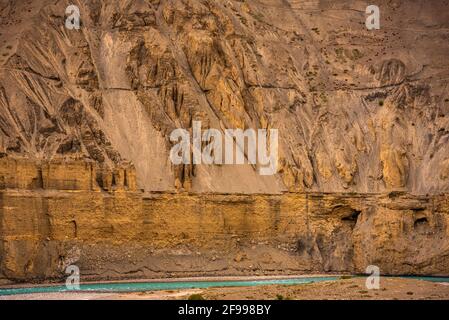 Die Erosionslandschaft in der kalten Wüste von Spiti ist aufgrund der kargen steilen Hänge und des schwachen, nicht konsolidierten geologischen Schlammgesteins prominent. Flußerosion auch vi Stockfoto