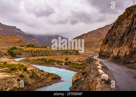 Wunderschöne Aussicht auf das Spiti Flusstal auf der Hindustan Tibet Road in Lahaul Spiti Region im Himalaya in Himachal Pradesh, Indien. Stockfoto