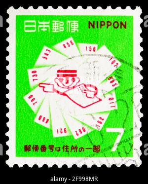 MOSKAU, RUSSLAND - 4. NOVEMBER 2019: Die in Japan gedruckte Briefmarke zeigt Postkarten, Postleitzahl-Symbol, Postleitzahl-System-Serie, 7 - Japanischer Yen, Cir Stockfoto