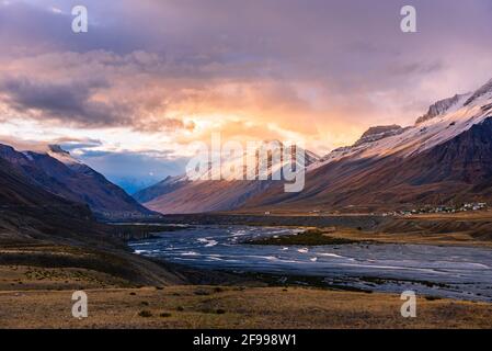 Ruhige Landschaft des Spiti Flusstals & schneebedeckte Berge Während des Sonnenaufgangs Kee oder Key Kloster in der Nähe Kaza Stadt in Lahaul & Spiti Bezirk Himach Stockfoto