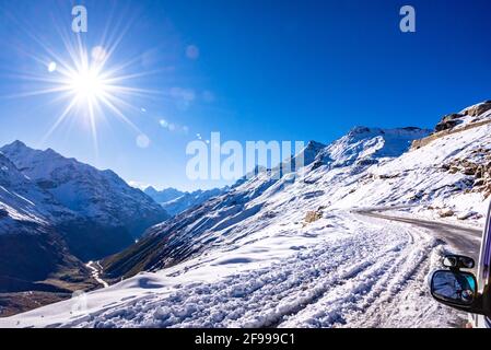 Faszinierende Aussicht auf dem Weg zum schneebedeckten Rohtang-Pass auf dem leh Manali Highway, Himachal Pradesh, Indien. Stockfoto