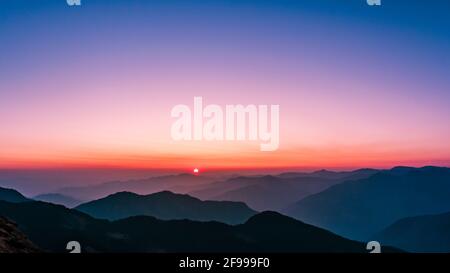 Spektakuläre Aussicht während des Sonnenuntergangs im Himalaya an einem Herbstabend vom Chandrashila Wanderweg bei Chopta Uttarakhand India. Stockfoto