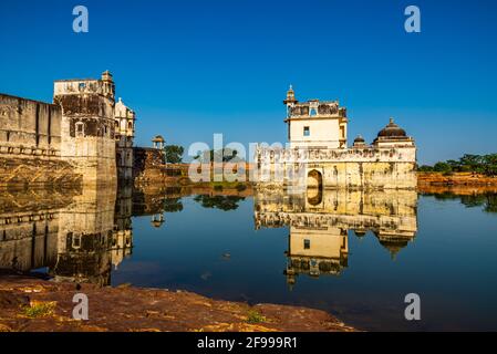 Der Palast der Königin Padmini ist einer der frühesten Paläste in Indien, der vollständig von Wasser umgeben gebaut wurde. Es ist ein dreistöckiges Gebäude, das ich gebaut habe Stockfoto