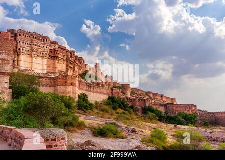 Mehrangarh Fort erbaut um das Jahr 1460 von König Rao Jodha Ist eine der größten Festungen Indiens und ist umzäunt Durch imposante dicke Wände 410 Meter entfernt Stockfoto