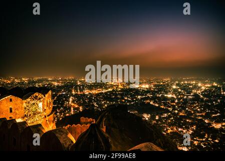 Panorama-Luftaufnahme der Stadt Jaipur auch als Pink City während der Dämmerung von Nahargarh Fort, Rajasthan, Indien bekannt. Stockfoto