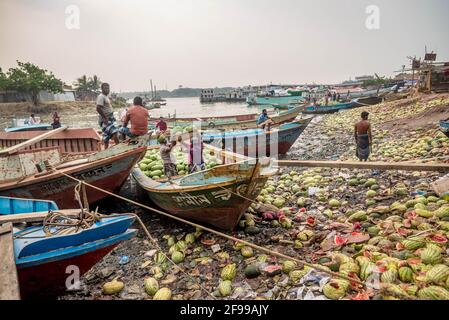 Barishal, Bangladesch. April 2021. Arbeiter entladen Wassermelonen von Booten entlang eines Flussufers in der Nähe eines Großhandelsmarktes in Barishal, Bangladesch. (Foto: Mustasinur Rahman Alvi/Pacific Press) Quelle: Pacific Press Media Production Corp./Alamy Live News Stockfoto