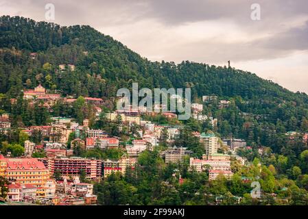 Schöne Panorama-Stadtlandschaft von Shimla Stadt von Mall Road, Shimla ist die Hauptstadt des Staates Himachal Pradesh inmitten des Himalaya von Indien. Stockfoto