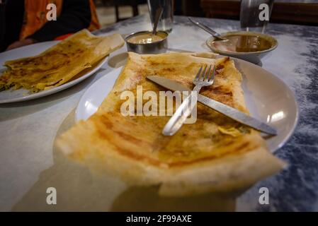 Masala Dosa Indische herzhafte Crepes mit Kartoffelfüllung Stockfoto