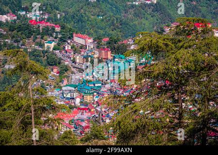 Wunderschöne Panorama-Stadtlandschaft von Shimla, der Hauptstadt des Bundesstaates Himachal Pradesh, die sich inmitten des Himalaya in Indien befindet. Stockfoto