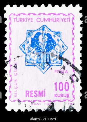 MOSKAU, RUSSLAND - 4. NOVEMBER 2019: In der Türkei gedruckte Briefmarke zeigt auf Service, Serie, 100 Türkischer kurus, um 1967 Stockfoto