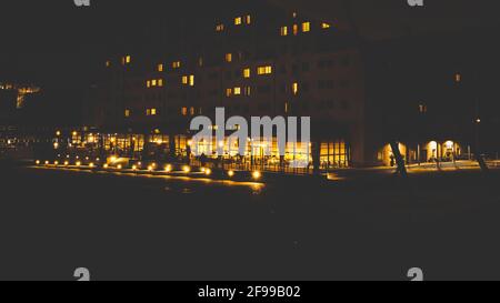 Dresden bei Nacht - Rückansicht des Maritim Hotels Im Kongresszentrum Stockfoto