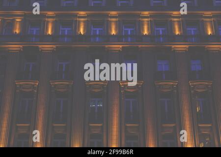 Beleuchtete Außenfassade eines Hauses im klassischen Stil bei Nacht, Köln, Deutschland, Europa Stockfoto