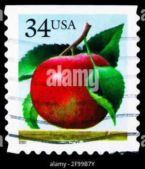 MOSKAU, RUSSLAND - 4. NOVEMBER 2019: Die in den USA gedruckte Briefmarke zeigt Apple - die Cut (oberes Imperforat), Obstserie, um 2001 Stockfoto