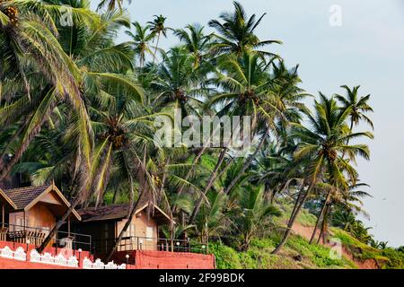 Strandhütten und Hütten aus Bambus, Tonziegeln und Kokosnussblättern. Urlaubsdestinationskonzept in Goa, Indien. Landschaftlich schöner Urlaub und Natur i Stockfoto