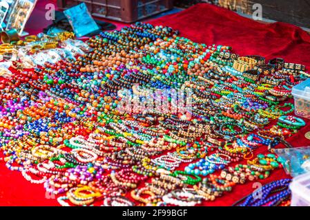 Abstrakt selektiver Fokus schöner und eleganter Schmuck und Accessoires, die auf dem Straßenmarkt, dem McLeod Ganj Straßenmarkt in Himachal Prade, ausgestellt werden Stockfoto