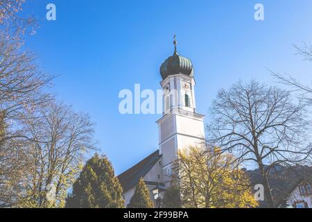 Dorfblick - Oberammergau - St. Peter und Paul, klassische zwiebelförmige Kirche in Bayern. Stockfoto